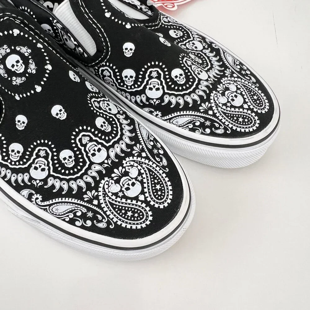 Vans Classic Slip-On Black Bandana Skull  Shoes Sneakers Kids 3.5 W 5 - Picture 7 of 9